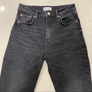Zara Women’s Jeans Dark Wash Black/Gray  with Slit, Mid rise waist, Size US 4